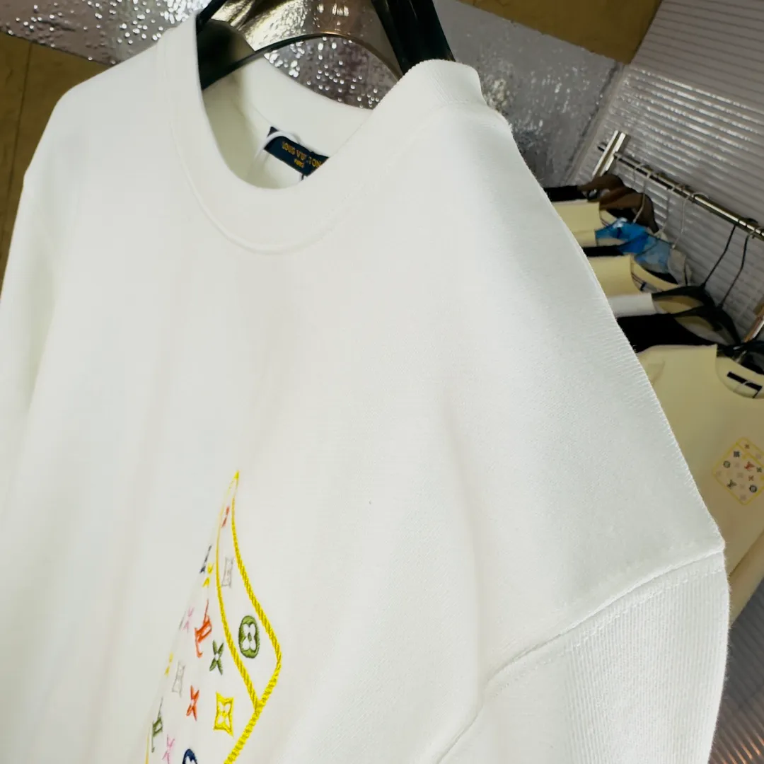 🅿️320 Brand: Louis Vuitton🤳𝗟𝗩 Fabric: ☑️Made of 440g double-strand pure cotton terry👕 Fabric: ☑️Thread with 1*1 double yarn thread. 🔜Comes with dyeing in the same tank. Craftsmanship: ☑️The embroidery uses 3D three-dimensional embroidery technology, 🇧🇫The original computer scan and print is restored 1:1. The pattern is clear and the needle count is dense. It is a rare high-end product on the market! 🇲🇩All three standards are complete! Size: ☑️S 〰️M 〰️L 〰️XL 〰️XXL